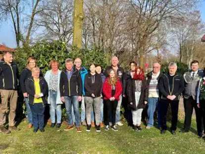 Die Vereinsmeister wurden vom Vereinsvorsitzenden Martin Oltmann (links) und Schie&szlig;sportleiterin Hannelore Schrandt (rechts) geehrt.