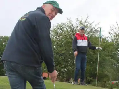 In Iserloy wird wieder der Schl&auml;ger geschwungen: Herwig Garms (links) und Andreas B&uuml;cker spielen hier zusammen Swingolf (Aufnahme von 2020).