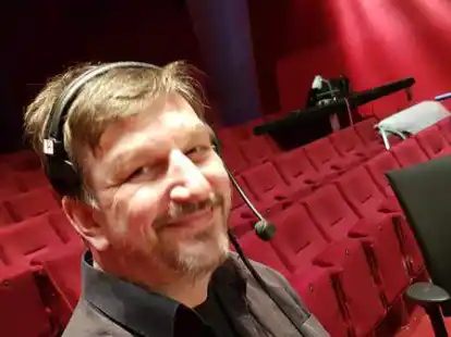 Hanno Nehring machte 1984 am Gymnasium Eversten Abitur und lebt heute in M&uuml;nchen. In &bdquo;A-man and the C-city&ldquo;  begegnen Nazis im Lockdown  Gott.