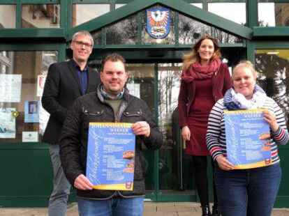 Freuen sich, dass die Marktsaison wieder starten kann: B&uuml;rgermeister Heiko Abbas (v. l.), Dennis Eden, Sprecher des ostfriesischen Schausteller-Vereins, Fachbereichsleiterin Xenia Nording und die stellvertretende Marktmeisterin Gesa Bojen.