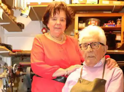 In der kleinen Schusterei in Gro&szlig;efehn ist Kurt Becker auch noch nach seiner Rente dem Schuhmacherhandwerk nachgegangen. Dabei war seine Frau Anna immer an seiner Seite.