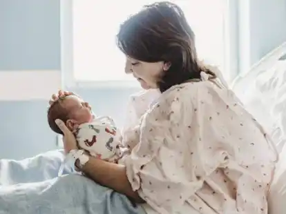 Intimer Moment zwischen einer Mutter und ihrem neugeborenen Baby: Bevor es dazu kommt, m&uuml;ssen Schwangere im Nordwesten teilweise lange Strecken zur&uuml;cklegen &ndash; und werden manchmal sogar abgewiesen.