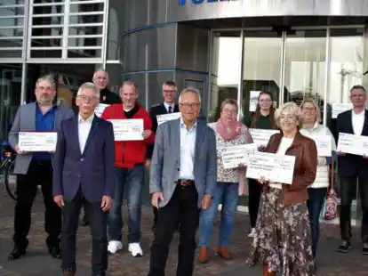 Unterst&uuml;tzung: Zehn Vereine und Einrichtungen erhalten eine F&ouml;rderung durch die Volksbank-Stiftung. Vertreter konnten nun von Reinhard Nannemann, Helmuth Bischoff, Uwe Fichtner und Christa Bohlken (v.l., alle Volksbank Stiftung) die symbolischen Spendenschecks entgegennehmen.
