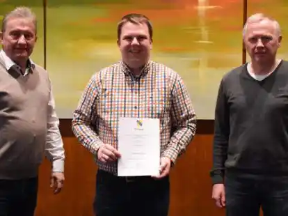 Gl&uuml;ckwunsch an den neuen Standesbeamten: Christian Meyer (Mitte) erh&auml;lt die Urkunde von B&uuml;rgermeister Gerd Meyer (links) und Ludger Hermes.