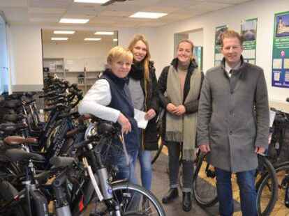 Vom Schuhhaus zum Fahrradladen: Meike Reins (2.v.l.) hat ein neues Gesch&auml;ft in Bad Zwischenahn er&ouml;ffnet. Zu Er&ouml;ffnung waren auch (v.l.) Laura Stukenborg vom Stadtmarketing, Klimaschutzmanagerin Laura Backhaus und B&uuml;rgermeister Henning Dierks dabei.