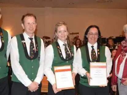 Die Pr&auml;sidentin des Kreismusikverbandes, Marlies Hukelmann (rechts), zeichnete zusammen mit dem Vorsitzenden des Musikvereins Bunnen, J&ouml;rg Dobelmann (links), und dessen Vertreter Ulrich Anneken (2. von links) Nadine G&ouml;hrs (4. von links) f&uuml;r 20-j&auml;hrige und Vera Bl&ouml;mer (Mitte) f&uuml;r 25-j&auml;hrige Dirigentent&auml;tigkeit aus.