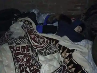 Zwischen alten Reifen: Zum Schutz vor Bomben schliefen die Ukrainer in einem Kellerraum unter einer Garage.