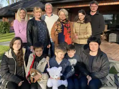 Dieter und Petra sowie Jens Schweers und seine Lebensgef&auml;hrtin Elena (3. bis 6. von links oben) k&uuml;mmern sich um Anna (rechts unten), Daria und Kolja Shykhovtsova (unten von links) sowie Tamara (2. links oben) und Igor Klymenko (Mitte unten): Anna Sichau (links oben) hat den Kontakt hergestellt.