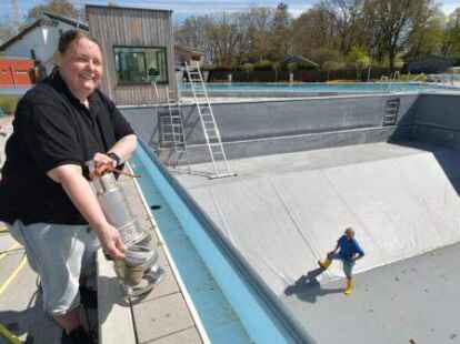 Vorbereitungen f&uuml;r den Saisonauftakt im Freibad: die Technische Betriebsleiterin Carola Brohmann (vorne) und Ute Wachs arbeiten am Sprungbecken. Foto: