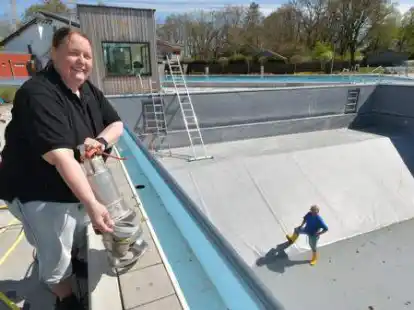 Vorbereitungen f&uuml;r den Saisonauftakt im Freibad: die Technische Betriebsleiterin Carola Brohmann (vorne) und Ute Wachs arbeiten am Sprungbecken. Foto: