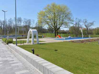 Vorbereitungen f&uuml;r den Saisonauftakt im Freibad Ganderkesee.