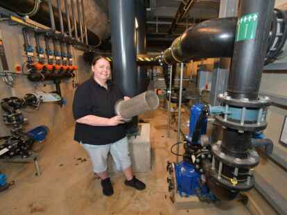 Vorbereitungen f&uuml;r den Saisonauftakt im Freibad Ganderkesee: Carola Brohmann (Techn. Betriebsleiterin) reinigt Siebe im Pumpenraum.