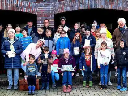 Die erfolgreichen Absolventen des Sportabzeichens freuen sich &uuml;ber ihre Urkunden.