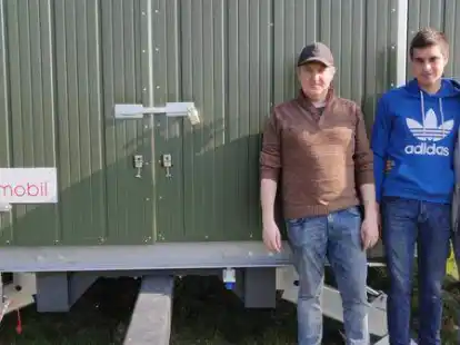 J&ouml;rg (von links), Michel und Anja Cordes vor dem neuen Mobilstall, der fast 1000 H&uuml;hner beherbergen kann.