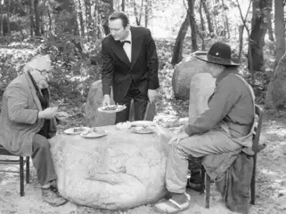 Karl-August Tapken im Gespr&auml;ch mit K&uuml;nstlern.