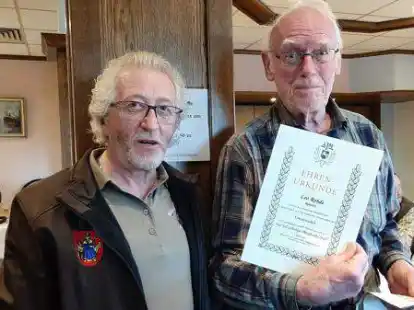 Ehrung beim Hegering Ramsloh: Leo Rohde (rechts) wurde vom Hegeringleiter Heinz Werner Hussmann mit Urkunde und Ehrennadel f&uuml;r seine 60-j&auml;hrige Mitgliedschaft beim Deutschen Jagdverband ausgezeichnet.