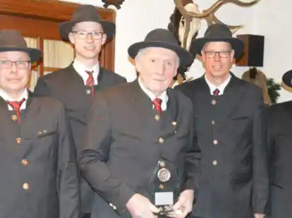 Der neue Vorstand der Jagdhornbl&auml;sergruppe des Hegerings Molbergen mit (von links) Frank Dellwisch, Johannes Reil, Jens Preut und Manfred Gerdes verabschiedete Rudolf Siemer (Mitte), der die Gruppe 32 Jahre geleitet hatte.