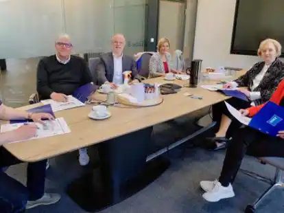 Jurysitzung: (von links) Patrick Buck, Ulrich Sch&ouml;nborn, Matthias Osterhues, Christine Wolff, Susanne K&uuml;hter und Monika Engelmann-B&ouml;lts