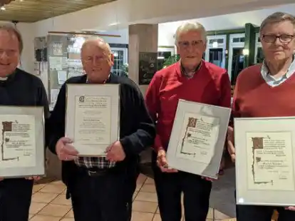 Pfarrer Uwe B&ouml;rner (links) ehrte (von links) Heinrich Dasenbrock f&uuml;r seine 50-j&auml;hrige Mitgliedschaft sowie Erwin Raker und Martin Klinker f&uuml;r deren 25-j&auml;hrige Mitgliedschaft im MGV &bdquo;Frohsinn&ldquo; Molbergen. Jubilar Bernd Dr&ouml;ge konnte nicht teilnehmen.