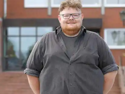 Oleg Wilhelm - hier vor dem Rathaus &ndash; will die Markthalle Rodenkirchen pachten.