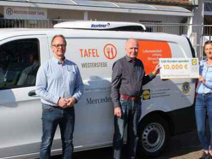 10.000 Euro f&uuml;r die Westersteder Tafel: Michael Seipelt (links) und Lidl-Filialleiterin Fayde Hartfil (rechts) &uuml;bergaben die Spende an Hans-Ulrich Plehn.