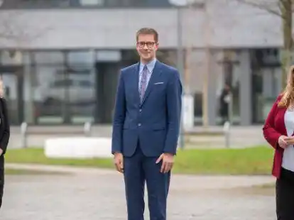 Die drei nebenamtlichen Pr&auml;sidiumsmitglieder (v.l.): die Psychologin Prof. Dr. Christiane Thiel ist neue Vizepr&auml;sidentin f&uuml;r Forschung und Transfer, der Erziehungswissenschaftler Prof. Dr. Karsten Speck als Vizepr&auml;sident f&uuml;r Studium, Lehre und Internationales. Die Sonderp&auml;dagogin Prof. Dr. Annett Thiele bleibt Vizepr&auml;sidentin und b&uuml;ndelt in ihrem Ressort die Themen Wissenschaftlicher Nachwuchs, Gleichstellung und Diversit&auml;t.