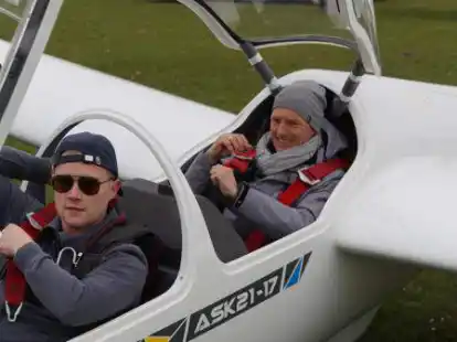 Segelflieger aus Bohlenbergerfeld: Fluglehrer Swen Wollschl&auml;ger, hinterer Sitz des Segelflugzeuges, und Lukas Gau&szlig;, vorderen Sitz, machen sich bereit f&uuml;r den ersten Start in der Saison.