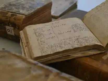 Im Staatsarchiv in Aurich liegen B&uuml;cher, die bis ins 16. Jahrhundert zur&uuml;ckgehen.