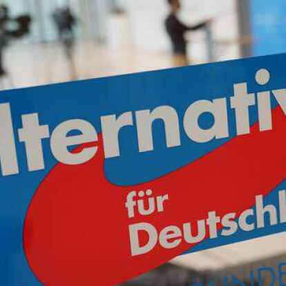 Das AfD Logo am Eingang zum Fraktionssaal der AfD im Deutschen Bundestag. Die AfD ist vom Verfassungsschutz als rechtsextremistischer Verdachtsfall eingestuft worden. Jetzt will die Landespartei einen Parteitag in Aurich abhalten.
