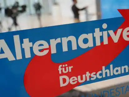 Das AfD Logo am Eingang zum Fraktionssaal der AfD im Deutschen Bundestag. Die AfD ist vom Verfassungsschutz als rechtsextremistischer Verdachtsfall eingestuft worden. Jetzt will die Landespartei einen Parteitag in Aurich abhalten.