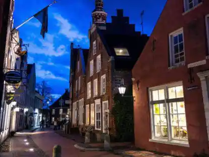 Zu ersten &bdquo;Sp&auml;tschicht&ldquo; in der Leeraner Altstadt haben die Gesch&auml;fte und Gastronomien ge&ouml;ffnet, bis es dunkel wird.