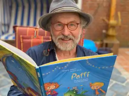 Am liebsten mit Bildern: Klaus-Peter Wolf liest in seiner Freizeit gern und viel &ndash; vor allem Bilderb&uuml;cher. Das ist f&uuml;r M&auml;nner seines Alters nach wie vor eine Art Tabu, wie er erfahren hat.