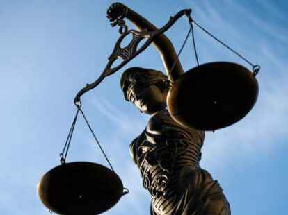 Ein ehemaliges Ehepaar aus Leer muss sich wegen zahlreicher Delikte vor dem Landgericht Aurich verantworten.