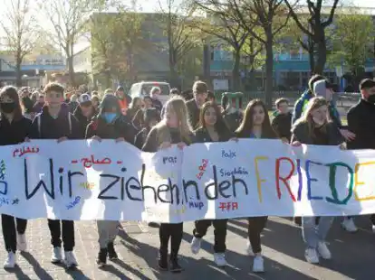 &bdquo;Wir ziehen in den Frieden&ldquo;: &bdquo;Friedensbewegung&ldquo; und Sponsorenwanderung der Sch&uuml;lerinnen und Sch&uuml;ler der Oberschule Bad Zwischenahn gegen Gewalt und Krieg sowie als finanzielle Unterst&uuml;tzung f&uuml;r Menschen in der Ukraine und Fl&uuml;chtlinge vor Ort.