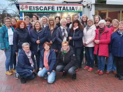 Die Proseccohexen trafen sich im Eiscaf&eacute; Italia mit Tina Bertoldo (vordere Reihe, stehend, 3. von links).