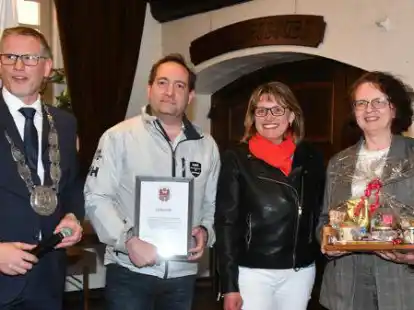 Nach drei Jahren Pause gab es in Wildeshausen wieder ein Partnerschaftstreffen mit einer Delegation aus Evron. B&uuml;rgermeister Jens Kuraschinski (von links) begr&uuml;&szlig;te beim Empfang im Rathaus seinen franz&ouml;sischen Amtskollegen Jo&euml;l Balandraud sowie die Vorsitzenden der Partnerschaftskomitees, Carine Choisnet und Elke Korinke.