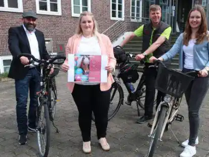 Stehen schon in den Startl&ouml;chern: B&uuml;rgermeister Sven Stratmann (von links), Doreen Schade (Organisatorin der R&auml;tseltour), Olaf Br&uuml;nen (Rad-Sport-Club Th&uuml;le) und Marina B&ouml;ckmann (Stadtmarketing) freuen sich auf das Stadtradeln in Friesoythe.