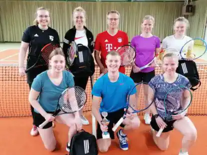 Schlugen beim Osterturnier des TV Saterland auf: Insa Feldmann (hinten, von links), Stefanie Janssen, Rainer Albers, Katharina Trippner und Lina Demand sowie (vorne, von links) Anna Harms, Marco Meyer und Clara Trippner.