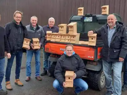 Nisthilfen f&uuml;r die heimische Vogelwelt: Nach getaner Arbeit konnten die &bdquo;Waldwichtel&ldquo; ihre Nistk&auml;sten pr&auml;sentieren.