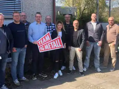 Bei der Ortsvorstandssitzung der IG Metall Wesermarsch tauschten sich die Betriebsratsvorsitzenden und -mitglieder aus den Unternehmen untereinander aus. Gesch&auml;ftsf&uuml;hrer Jochen Luitjens (4. von links) informierte &uuml;ber Aktuelles.