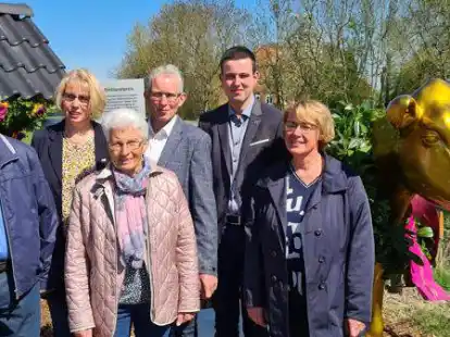 Niedersachsens Landwirtschaftsministerin Barbara Otte-Kinast (CDU, rechts) gratuliert Familie Schilling (von links: Heiko, Marlis, Ursel, Hans-Gerd und Janko) zum Gewinn der &bdquo;Goldenen Olga&ldquo;.