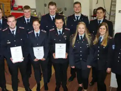 Nach den Bef&ouml;rderungen bei der Jahreshauptversammlung der Feuerwehr Beckeln: (von links) Hennig Schr&ouml;der, Nico Sparkuhl (Gemeindebrandmeister Samtgemeinde), Christian Bahrs, Felix Cor&szlig;en, Janina Kr&uuml;ger, Lennart Schr&ouml;der, Lars Sanders, Jonas Gralheer, Alina Wolle, Kian T&ouml;llner, Johanna Evers und Frank Bollhorst (Ortsbrandmeister).