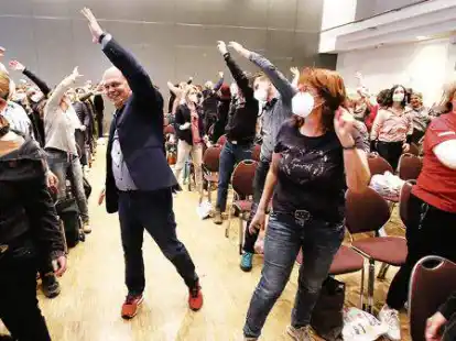 Zu Beginn seines Vortrages animiert Wolfgang Grandjean die Teilnehmer von &bdquo;Lauf geht&rsquo;s&ldquo; zum &bdquo;Kirschenpfl&uuml;cken&ldquo; &ndash; eine einfache Aufw&auml;rm&uuml;bung, die jederzeit durchgef&uuml;hrt werden kann.