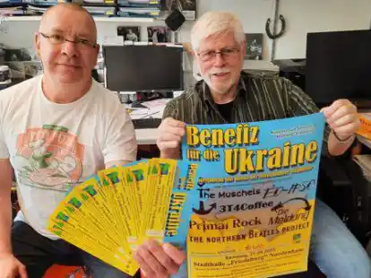 Die Leiter der Jahnhalle und der Friedeburg (von links), Stefan Jaedtke und Helmut Dietrich, laden zum Benefizkonzert f&uuml;r die Ukraine in die Friedeburg ein.