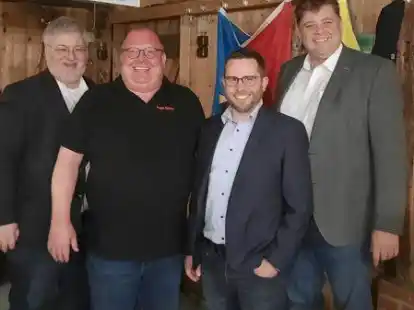 Wechsel an der Spitze des CDU-Gemeindeverbandes Apen: Die Nachfolge von Ingo Diers (2.v.l.) trat Simon Ehlers (2.v.r.) an. Zu den ersten Gratulanten geh&ouml;rten CDU-Bundestagsabgeordneter Stephan Albani (links) und CDU-Landtagsabgeordneter Jens Nacke.