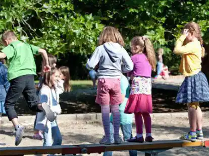 W&auml;hrend der Pandemie zum Teil nicht erlaubt: Kinder die sich gemeinsam auf einem Spielplatz aufhalten.
