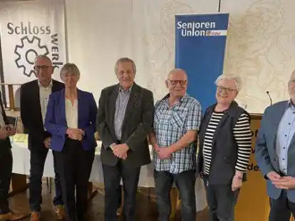 Der neue Vorstand der Senioren Union Rastede mit G&auml;sten (von links): Alexander von Essen (Gast), Wolfgang Salhofen, Heidi Exner (Gast), Hellmuth Schmid, Dieter Rose, Karin Kathmann, Uwe Ahlers. Es fehlen: Gerd Cornelssen, Sylke Heikker, Lydia Klosowski, Alfons Langfermann.