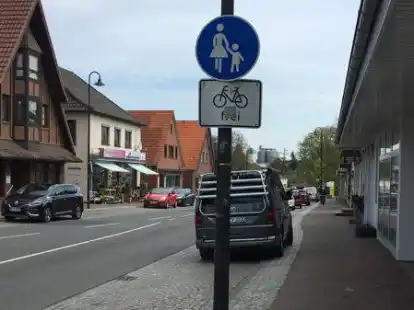 Hier wird die Regelung ge&auml;ndert: An der Burgstra&szlig;e in Harpstedt zwischen Gr&uuml;ne Stra&szlig;e und Gro&szlig;e E&szlig;merstra&szlig;e wird der Radverkehr bald ausschlie&szlig;lich auf die Fahrbahn gef&uuml;hrt.