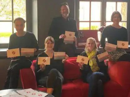 Stellten die neue Spielzeit vor: Lorena Biemann (Landesb&uuml;hne) v.li. Oberspielleiter Robert Teufel, Chefdramaturgin Kerstin Car, Intendant Olaf Strieb, Dramaturgin und Theaterp&auml;dagogin der JuLaB&uuml; Stefanie Kaufmann und JuLaB&uuml;-Leiterin Britta Hollmann