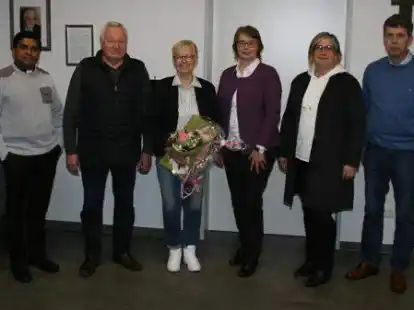 Der Vorstand des Heimatvereins Hemmelte (von links): Pater Joby, Josef Meyer, Ruth Tanklage, Mechtild Dr&ouml;ge, Doris Burke und Andreas Ahrens